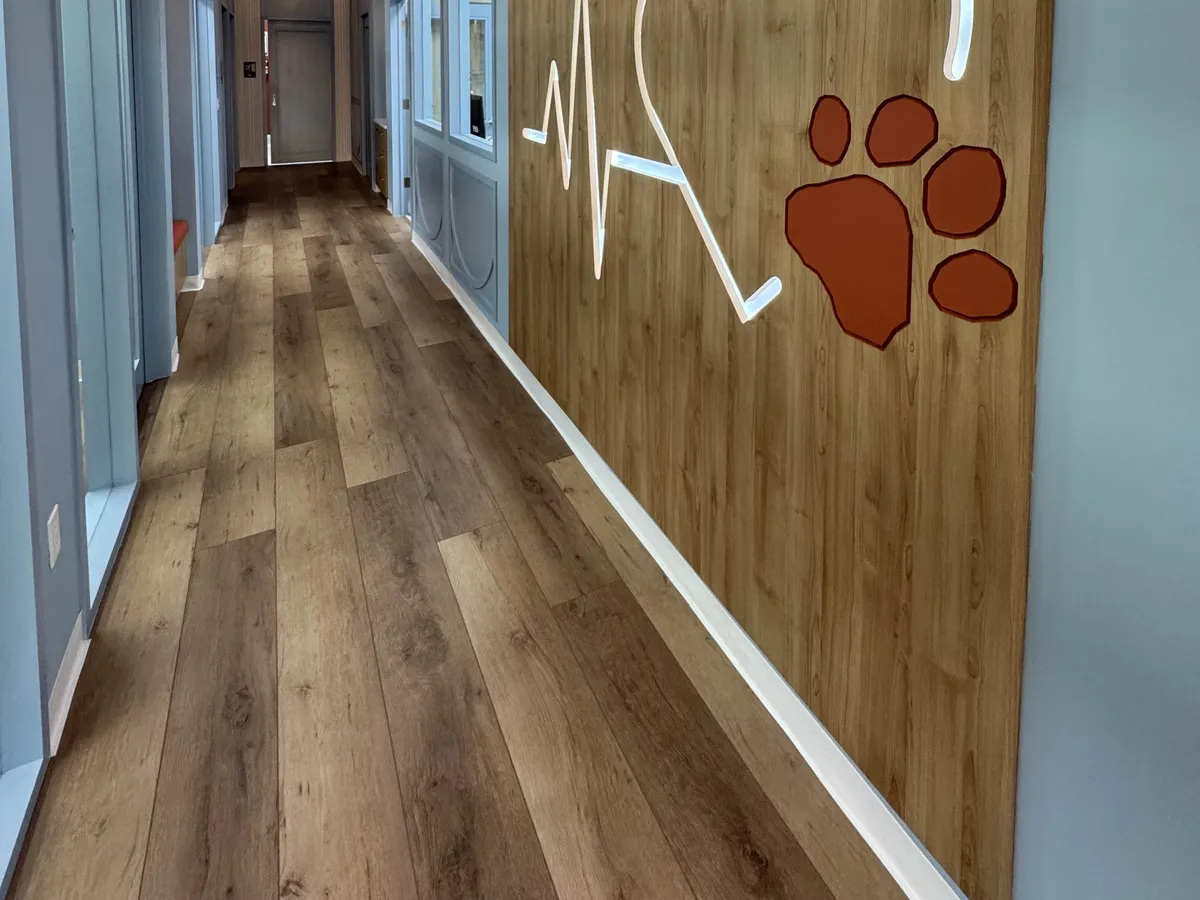 The hallway at UrgentPaws Duarte