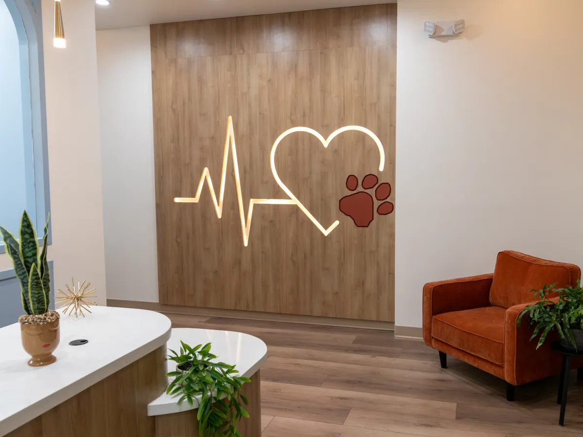 The UrgentPaws Thousand Oaks lobby and front desk